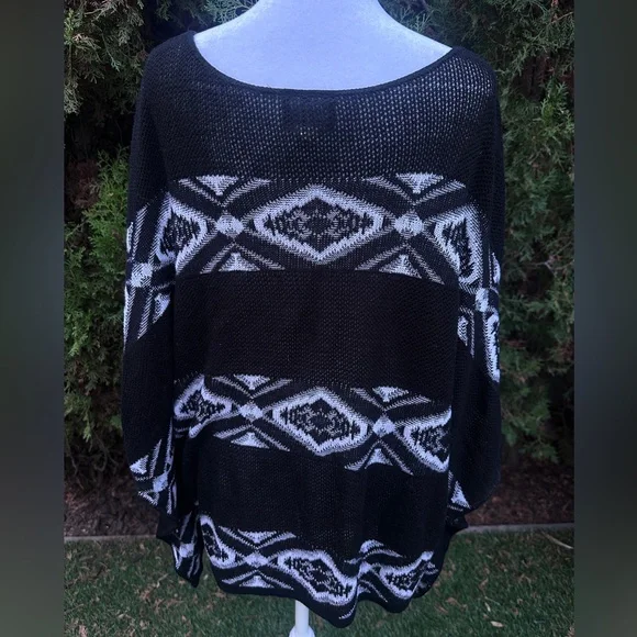 Women’s Sweet Kizz Black and White Aztec Print Poncho size 3X - Picture 4 of 8